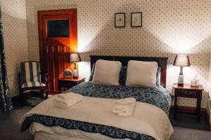 En eller flere senge i et værelse på Karetu Downs Farm Stay