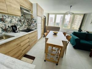 eine Küche und ein Wohnzimmer mit einem Tisch und einem Sofa in der Unterkunft A552 - Cardenal 4 - 2004 Finestrat s.l. in Cala de Finestrat