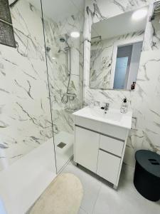 bagno bianco con lavandino e doccia di A552 - Cardenal 4 - 2004 Finestrat s.l. a Cala de Finestrat