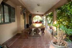 聖地亞哥－德爾埃斯特羅的住宿－FINCA EL BRACO，中间设有木桌的庭院