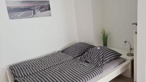 1 cama con 2 almohadas en una habitación en Ferienwohnung Poppelreiter, en Solingen