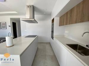 Kuchyň nebo kuchyňský kout v ubytování Beautiful new south facing bungalow with large terrace