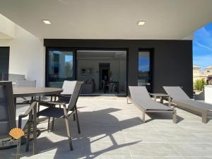 Balkón nebo terasa v ubytování Beautiful new south facing bungalow with large terrace