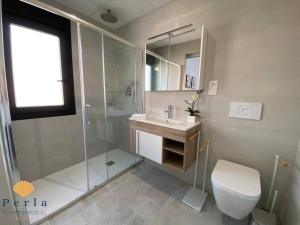 Kúpeľňa v ubytovaní Beautiful new south facing bungalow with large terrace + 13 fotografií