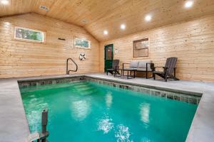 Bassein majutusasutuses Luxury Heated Pool Cabin with Mountain Views, Theater & Game room või selle lähedal