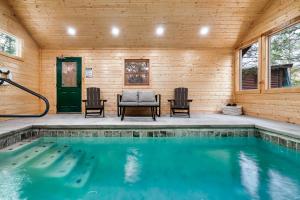 Bassein majutusasutuses Luxury Heated Pool Cabin with Mountain Views, Theater & Game room või selle lähedal