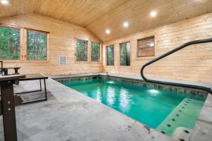 Bassein majutusasutuses Luxury Heated Pool Cabin with Mountain Views, Theater & Game room või selle lähedal