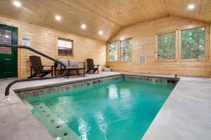 Bassein majutusasutuses Luxury Heated Pool Cabin with Mountain Views, Theater & Game room või selle lähedal