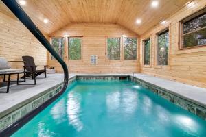 Bassein majutusasutuses Luxury Heated Pool Cabin with Mountain Views, Theater & Game room või selle lähedal
