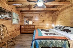 Voodi või voodid majutusasutuse Luxury Heated Pool Cabin with Mountain Views, Theater & Game room toas
