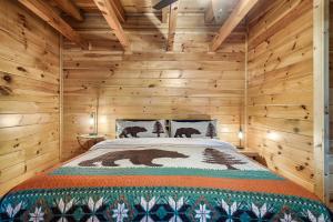 Voodi või voodid majutusasutuse Luxury Heated Pool Cabin with Mountain Views, Theater & Game room toas