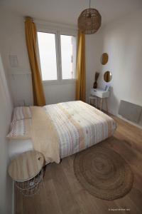 um quarto com uma cama grande e uma janela em Toulon# 6 personnes# bord de mer em La Seyne-sur-Mer