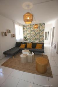 uma sala de estar com um sofá e uma mesa em Toulon# 6 personnes# bord de mer em La Seyne-sur-Mer