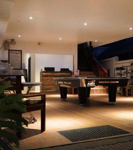 una sala de estar con 2 pianos y un piano en Downtown Hostel, en Luang Prabang