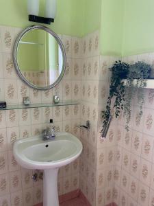 y baño con lavabo y espejo. en Vintage Rooms in Old Town en Cracovia