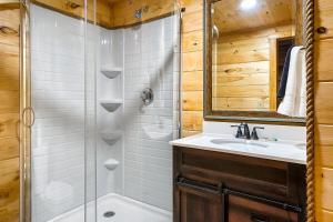 Vannituba majutusasutuses Luxury Heated Pool Cabin with Mountain Views, Theater & Game room