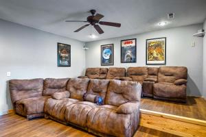 Istumisnurk majutusasutuses Luxury Heated Pool Cabin with Mountain Views, Theater & Game room
