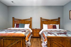 Voodi või voodid majutusasutuse Luxury Heated Pool Cabin with Mountain Views, Theater & Game room toas
