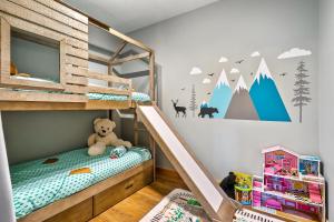 Voodi või voodid majutusasutuse Luxury Heated Pool Cabin with Mountain Views, Theater & Game room toas