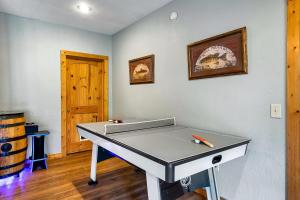Piljardilaud majutusasutuses Luxury Heated Pool Cabin with Mountain Views, Theater & Game room