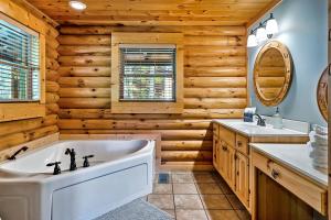 Vannituba majutusasutuses Luxury Heated Pool Cabin with Mountain Views, Theater & Game room
