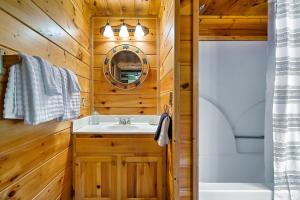 Vannituba majutusasutuses Luxury Heated Pool Cabin with Mountain Views, Theater & Game room