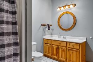 Vannituba majutusasutuses Luxury Heated Pool Cabin with Mountain Views, Theater & Game room