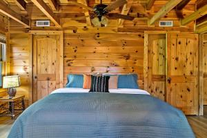 Voodi või voodid majutusasutuse Luxury Heated Pool Cabin with Mountain Views, Theater & Game room toas