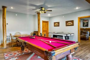 Piljardilaud majutusasutuses Luxury Heated Pool Cabin with Mountain Views, Theater & Game room