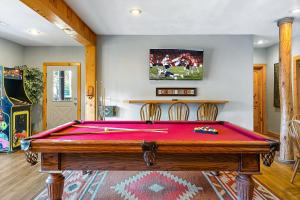 Piljardilaud majutusasutuses Luxury Heated Pool Cabin with Mountain Views, Theater & Game room