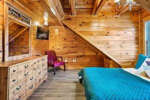 Istumisnurk majutusasutuses Luxury Heated Pool Cabin with Mountain Views, Theater & Game room