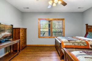 Voodi või voodid majutusasutuse Luxury Heated Pool Cabin with Mountain Views, Theater & Game room toas