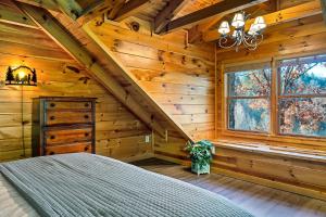 Voodi või voodid majutusasutuse Luxury Heated Pool Cabin with Mountain Views, Theater & Game room toas