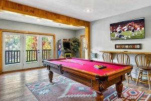Τραπέζι μπιλιάρδου στο Luxury Heated Pool Cabin with Mountain Views, Theater & Game room