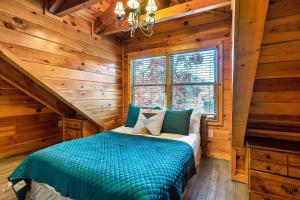 Voodi või voodid majutusasutuse Luxury Heated Pool Cabin with Mountain Views, Theater & Game room toas
