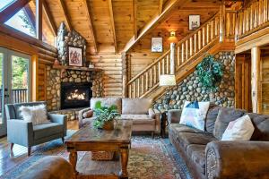 Istumisnurk majutusasutuses Luxury Heated Pool Cabin with Mountain Views, Theater & Game room