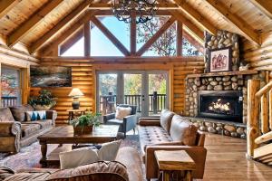 Istumisnurk majutusasutuses Luxury Heated Pool Cabin with Mountain Views, Theater & Game room