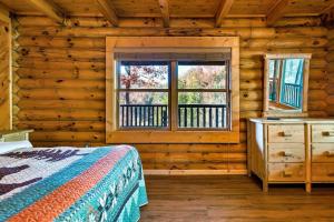 Voodi või voodid majutusasutuse Luxury Heated Pool Cabin with Mountain Views, Theater & Game room toas