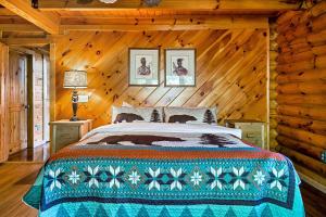 Voodi või voodid majutusasutuse Luxury Heated Pool Cabin with Mountain Views, Theater & Game room toas