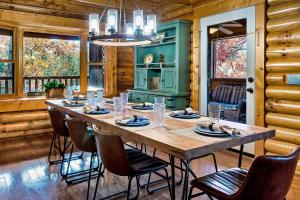 Istumisnurk majutusasutuses Luxury Heated Pool Cabin with Mountain Views, Theater & Game room