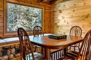 Foto sihtkohas Sevierville asuva majutusasutuse Luxury Heated Pool Cabin with Mountain Views, Theater & Game room galeriist