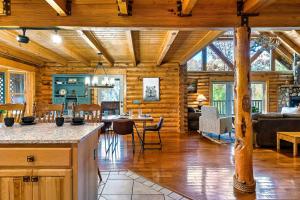 Foto sihtkohas Sevierville asuva majutusasutuse Luxury Heated Pool Cabin with Mountain Views, Theater & Game room galeriist