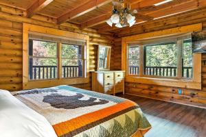 Voodi või voodid majutusasutuse Luxury Heated Pool Cabin with Mountain Views, Theater & Game room toas