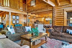 Istumisnurk majutusasutuses Luxury Heated Pool Cabin with Mountain Views, Theater & Game room
