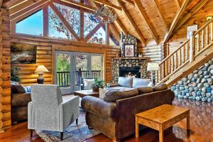 Istumisnurk majutusasutuses Luxury Heated Pool Cabin with Mountain Views, Theater & Game room