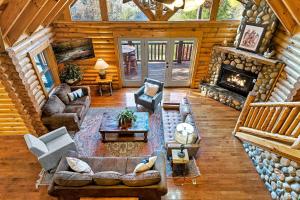 Istumisnurk majutusasutuses Luxury Heated Pool Cabin with Mountain Views, Theater & Game room