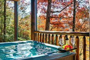 Bassein majutusasutuses Luxury Heated Pool Cabin with Mountain Views, Theater & Game room või selle lähedal