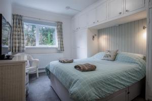 a bedroom with a bed with two pillows on it at Glenvale - 2 Bedroom Apartment - Saundersfoot in Saundersfoot