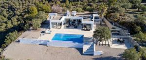 een luchtzicht op een huis met een zwembad bij Hill house Spain -villa casa blanca in Almuñécar