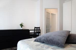 - une chambre avec un lit, une table et une chaise dans l'établissement Appartamento Stefano, à Luino